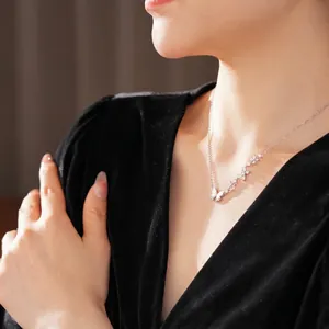 Collier élégant papillon et fleurs en zircon sur robe en velours noir