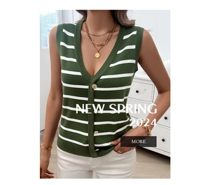 Dettaglio del gilet in maglia a righe bianche e verdi con scollo a V e bottoni oro