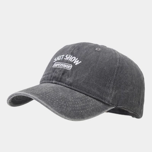 Broderie détaillée de SHIT SHOW SUPERVISOR sur une casquette de baseball délavée