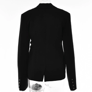 Rückansicht eines taillierten schwarzen Blazers mit dekorativen Metallknöpfen an den Ärmeln