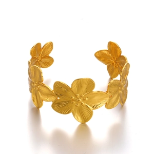 Elegante bracciale rigido floreale placcato oro con design a petali testurizzati