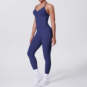 Detail der hoch taillierten Yogahose und des Neckholder-Sport-BHs in Dunkelblau gerippt