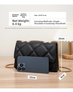Detail showing dimensions 22x8x15 cm for the black quilted crossbody bag with gold chain
