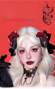 Détail de cornes de diable gothiques avec roses rouges et crâne pour costume d'Halloween