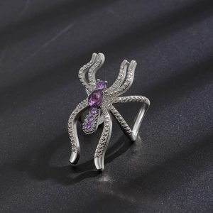 Détail macro de la bague araignée gothique avec pierre violette et strass argentés