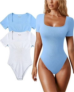 Dettaglio del body a coste a maniche corte con scollo quadrato azzurro e bianco