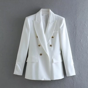 Dettaglio del blazer bianco doppiopetto con bottoni dorati testurizzati e tessuto pregiato
