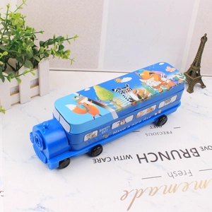 Trousse bleue en métal forme bus avec motifs d'animaux de forêt sur le bureau