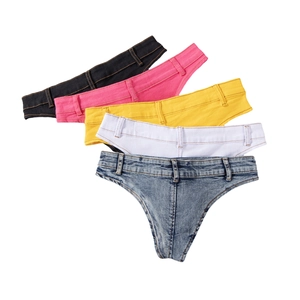 Détail de mini shorts en jean taille basse empilés en cinq couleurs vives