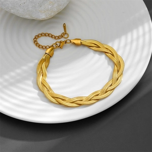 Dettaglio della collana a tre strati in maglia serpente dorata intrecciata con chiusura