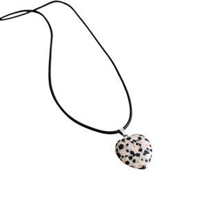 Collier avec pendentif cœur en pierre à motifs de taches noires et cordon noir élégant