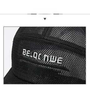 Detail der atmungsaktiven schwarzen Netzkappe mit weißem BECOLNWE-Stick und Sportlogo