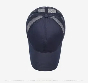 Vue de dessus d'une casquette de baseball en mesh bleu marine à structure à six pans