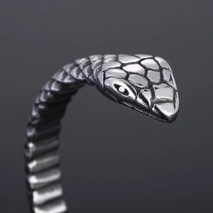 Vista macro del bracciale a testa di serpente argento vintage con squame e finitura ossidata