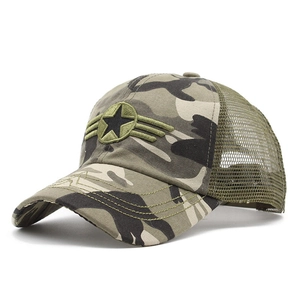 Détail de la casquette filet camouflage avec broderie étoile et ailes vert olive