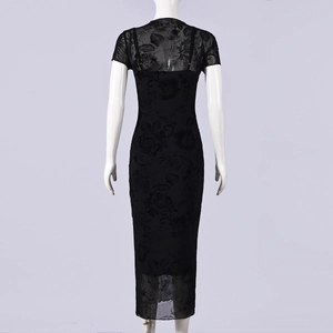Dettaglio dell'abito in pizzo nero con motivo floreale sul retro in mesh trasparente