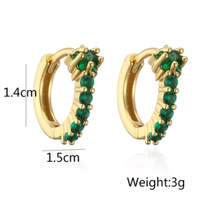 Dettaglio orecchini a cerchio placcati oro con zirconi verdi e dimensioni di 1,4 cm