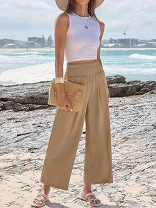 Détail d'un pantalon kaki à taille haute avec tissu plissé texturé et taille élastiquée