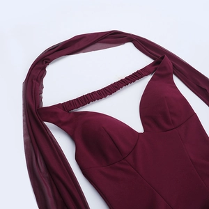 Gros plan détaillé sur le décolleté en V bordeaux et le tissu en mousseline fluide