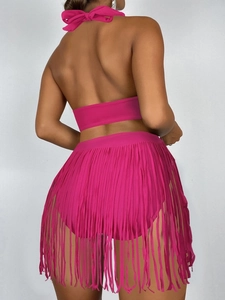 Détail du dos du bikini licou rose rouge avec un grand nœud décoratif et de longues franges