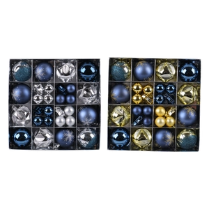 Assortiment de boules de Noël bleues et argentées dans des coffrets cadeaux décoratifs