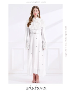 Détail de robe élégante en dentelle blanche avec mousseline plissée et ceinture perle