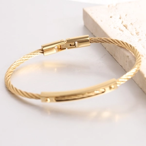 5mm goldener Edelstahl-Kabelarmreif mit polierter Schiene und dekorativen Nieten