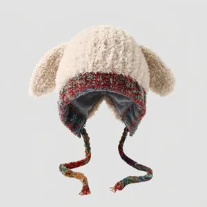 Detalle del gorro infantil con orejeras, orejas largas y ribete de punto colorido