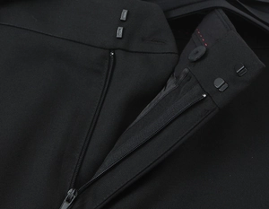 Gros plan détaillé d'un pantalon de costume noir avec crochet métallique et fermeture éclair