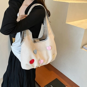Sac seau chic blanc cassé avec cœurs 3D colorés et bordure argentée pour femmes