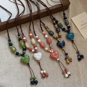 Colliers avec pendentifs en céramique en forme de cœur et cordons tressés en cinq couleurs