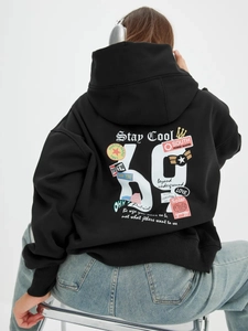 Λεπτομέρεια της πίσω εκτύπωσης σε μαύρο oversized φούτερ με γραφικά σχέδια