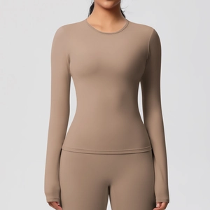 Détail d'un ensemble de yoga à manches longues extensible avec coupe ajustée et tissu mat
