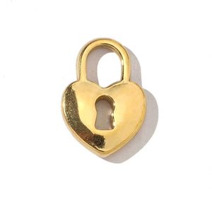 Vue macro d'un pendentif en forme de cœur doré avec un design de serrure détaillé