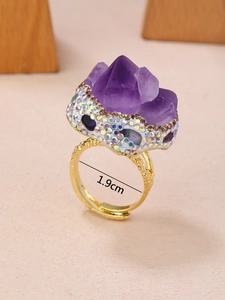 Bague cocktail dorée ajustable avec grappe d'améthyste brute et strass multicolores
