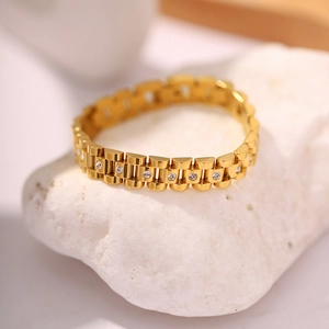 18K vergoldeter Edelstahlring im Gliederarmband-Stil mit Kristallbesatz auf weißem Stein