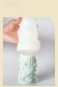 Détail du démoulage facile d'une bougie cylindrique spirale verte du moule silicone