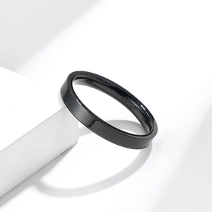 Bague empilable en acier titane noir poli de 3mm sur socle géométrique blanc