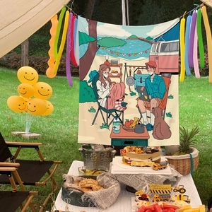 Tenture de camping illustrant un couple lors d'un pique-nique pour un anniversaire