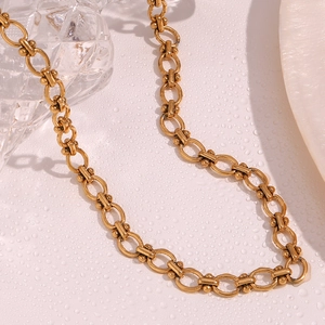 Detail der 18K vergoldeten Gliederkette mit dekorativen ovalen T-Bar-Verbindungen