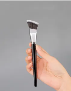 Détail du pinceau fond de teint biseauté avec manche en bois et poils synthétiques doux
