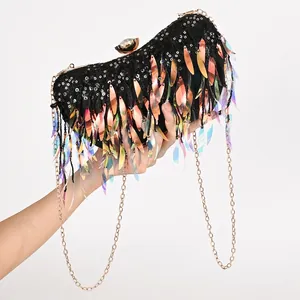 Funkelnde Pailletten-Abendtasche mit bunten Laser-Fransen und rotgoldener Kette