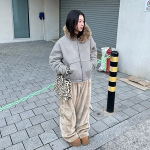 Style urbain extérieur avec sweat à capuche gris, col en fourrure et pantalon beige