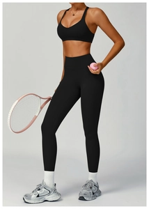 Détail d'un ensemble de yoga noir recyclé avec haut dos nageur et legging taille haute