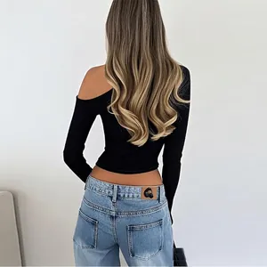 Haut court chic noir à une épaule avec manches longues et coupe ajustée