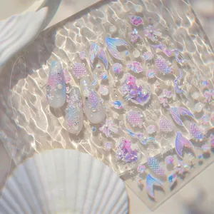 Détail d'autocollants 3D sirène pour ongles avec écailles et coquillages nacrés marins