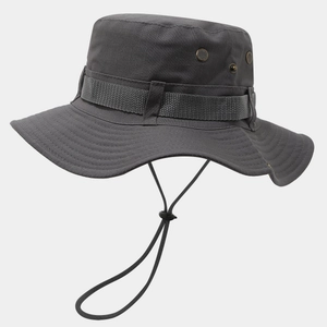 Détail d'un chapeau de soleil gris foncé avec œillets métalliques et cordon de serrage