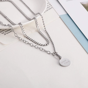 Dettaglio della collana a doppio strato in acciaio inossidabile con pendente Good Luck