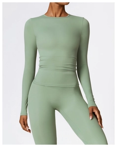 Ensemble de yoga vert sauge avec haut à manches longues ajusté et leggings taille haute