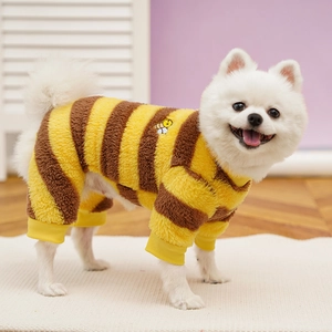 Detalle de mameluco de felpa para mascotas a rayas amarillas y marrones con bordado de abeja